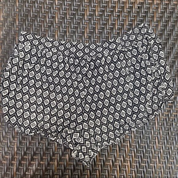 FOREVER 21 BLACK & WHITE PATTERNED DRAWSTRING WAIST SHORTS SIZE L - Picture 4 of 9